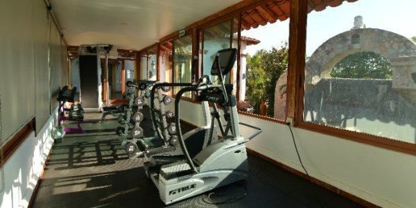 Area de gimnasio en hotel estancia villa real